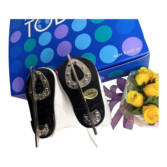 American Girl Pleasant Co Ice SKATING STAR OUTFIT & GEAR Skates Flowers Barrette - Picture 10 of 14